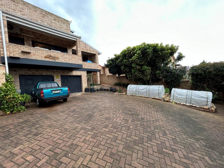 6 Bedroom Property for Sale in Wavecrest Eastern Cape